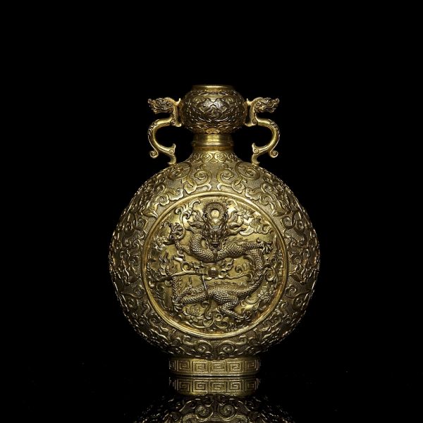 Jarrón de bronce dorado "Dragón con perla y lotos", con sello Qianlong. 