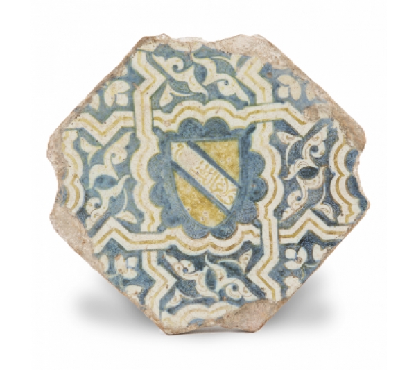 Azulejo octogonal de cerámica esmaltada en azul y ocre. Trabajo nazarí, quizás, Granada, S. XV.