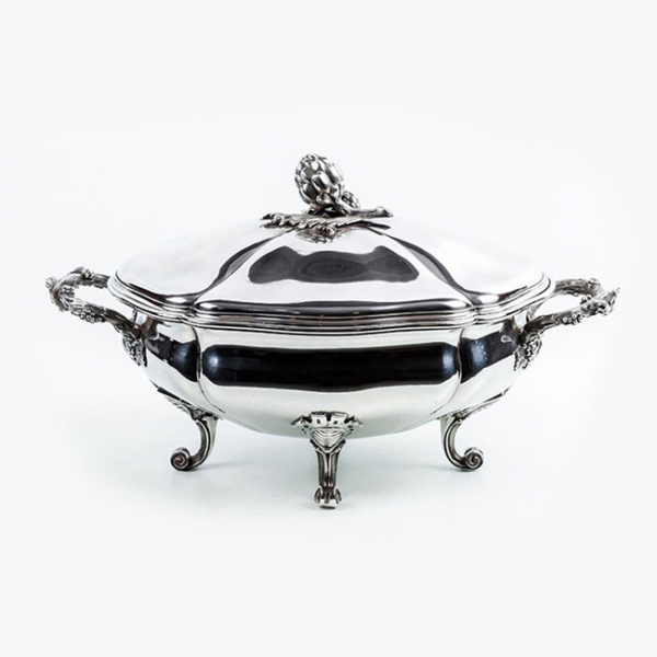 Espl&eacute;ndida sopera antigua (s.XIX), realizada por el maestro platero madrile&ntilde;o Antonio Mart&iacute;nez en plata maciza 916 mil