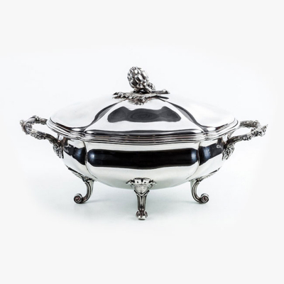 Espléndida sopera antigua (s.XIX), realizada por el maestro platero madrileño Antonio Martínez en plata maciza 916 mil