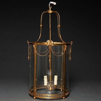 Lámpara de techo estilo Luís XVI en forma de farol de cuatro luces en bronce. Siglo XX