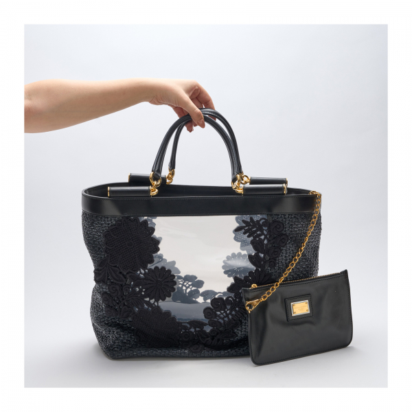 DOLCE & GABBANA. Bolso capazo modelo «Sicily» en piel negra, rafia tejida y parcialmente transparente. Interior con pequeño pochette con cadena. Nuevo a estrenar con plásticos protectores.