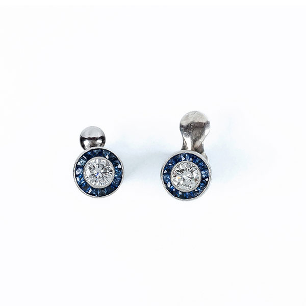 Pendientes dormilonas vintage, en montura de platino u oro blanco, con un limpio y blanco diamante talla brillante