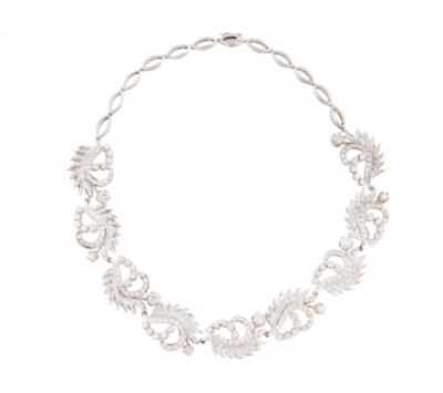 Collar años 50 con nueve centros de cintas onduladas decoradas con hojitas de brillantes y oro blanco de 18K.