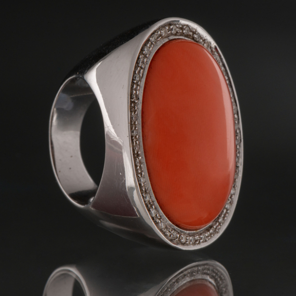 Anillo en oro blanco de 18 kt con coral.