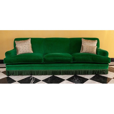 Sofá de tres plazas tapizado en terciopelo verde