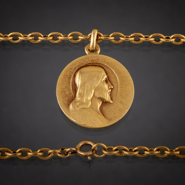 Cadena y medalla circular religiosa en oro amarillo de 18 kt.