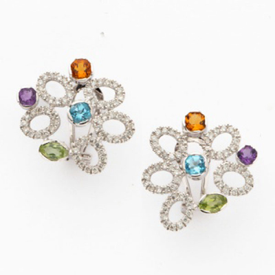 Pendientes en forma de círculos con diamantes talla brillante de un peso total de 0,70 cts. y topacios multicolor.