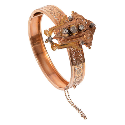 Pulsera esclava isabelina en oro con decoración de labrado floral y motivo central con diamantes talla rosa engastados en garras