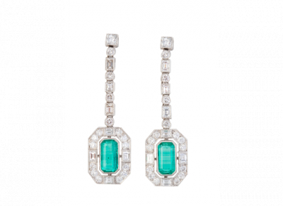 Pendientes largos estilo Art-Decó con esmeraldas orladas de brillantes y diamantes talla esmeralda combinados en el marco, y línea en rivière superior.   En montura de platino.