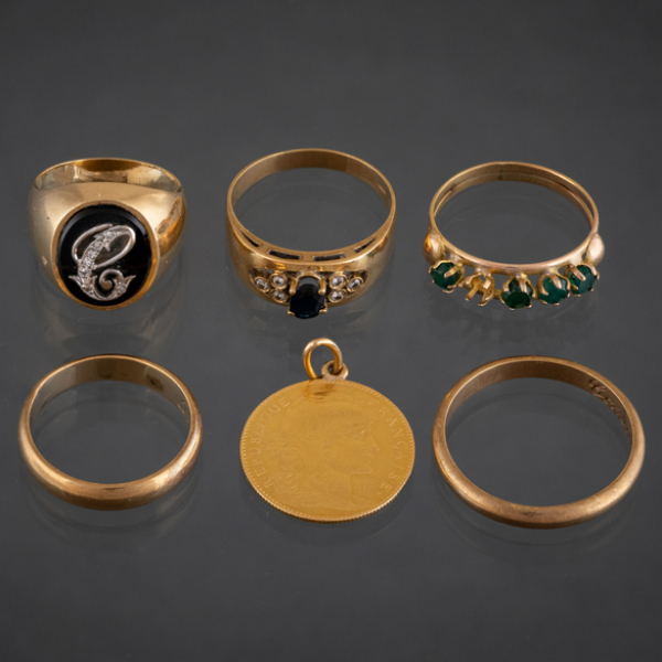 Conjunto de cinco anillos en oro amarillo de 18 kt.