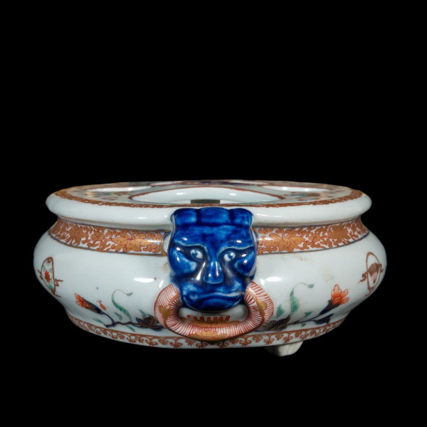 Excepcional Escribanía en Porcelana China para la Exportación del Servicio del Rey Sol Luis XV, Compañia de Indias período Qianlong.