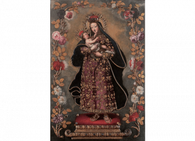 ESCUELA NOVOHISPANA, H. 1700  Virgen con niño   Óleo sobre tabla con incrustaciones de piedras simulando rubies, esmeraldas, zafiros, y brillantes. 74 x 49 cm. 