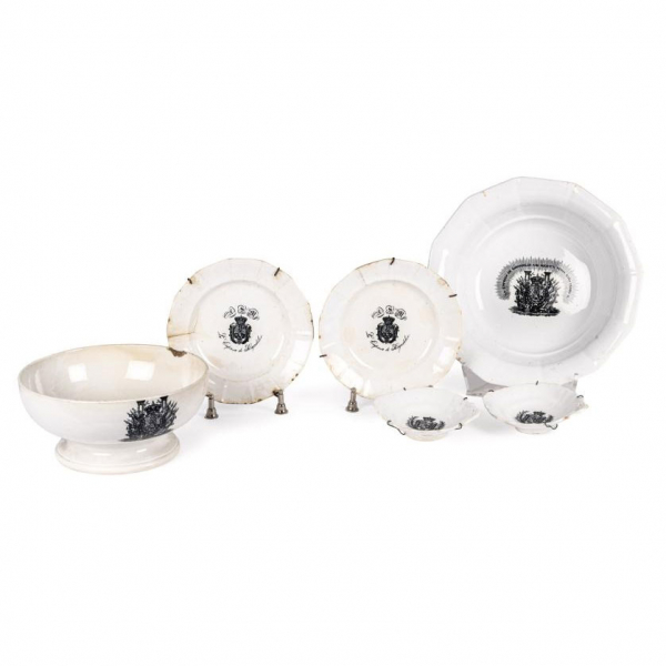 Seis piezas de loza de la Real Fábrica de Sargadelos, regalo de la manufactura a la Reina Isabel II de España. 