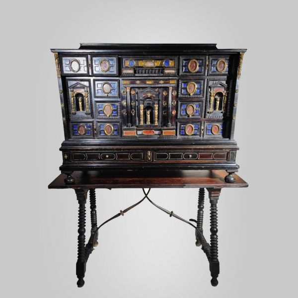 Exquisito Cabinet italiano del siglo XVII en Ormolu, Muestra de mármol y piedras duras montadas