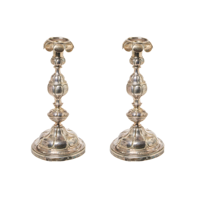 Pareja de candeleros estilo barroco en plata española punzonada, s.XIX. Con contrastes de Barcelona
