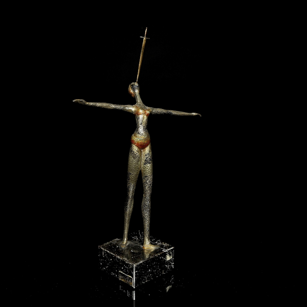 Jaume Perelló i Miró (1921-2015) &quot;Equilibrista&quot;.   Escultura realizada en plata de ley con espada de oro de 18k. 