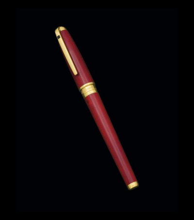 Estilográfica S.T, Dupont en laca de China.   Realizada en laca de China con aros y clip en vermeil. Plumín de oro.