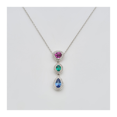 Gargantilla en oro blanco con tres rosetones de rubí talla trillón, esmeralda oval y zafiro azul talla perilla orlados por diamantes talla brillante.