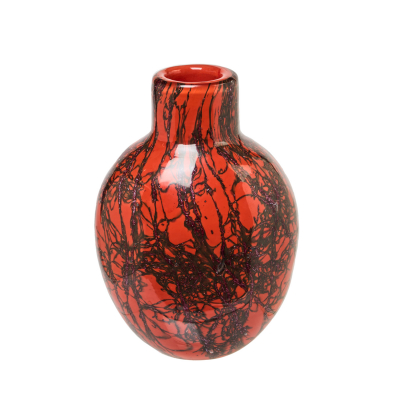 Toni Zuccheri (Pordenone, Italia, 1936-2009) para la manufactura Venini (Murano, 1921) Jarrón de la Serie «Giada» en vidrio soplado a mano de tonalidad roja con inclusiones de hiladuras de cobre. Firmado al ácido en la base.