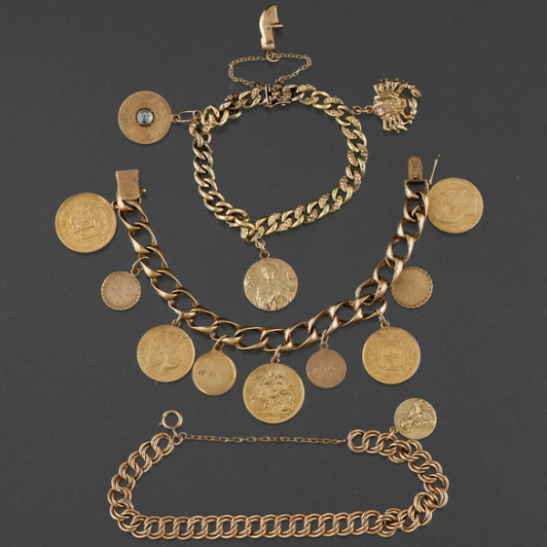 Conjunto de tres pulseras de eslabones en oro amarillo de 18 kt con colgantes de medallas y monedas.