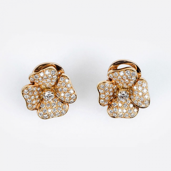 Bellos pendientes de la firma SUAREZ en oro rosa 18 K, con motivo de flor cuajada en pav&eacute; de limpios y blancos diamantes 
