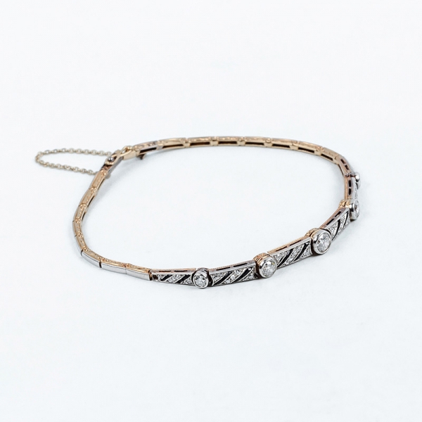 Delicada pulserita de época 'art-decó' en montura de oro rosa y vistas de platino, con finos eslaboncitos articulados