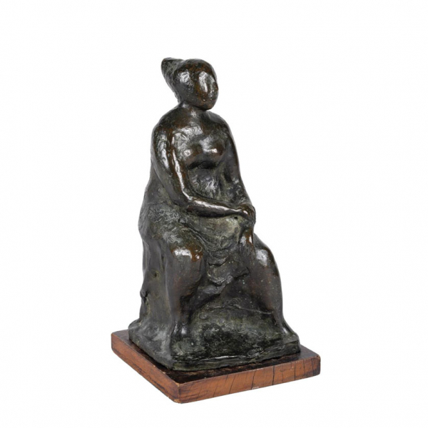 Cristino Mallo. &quot;Mujer sentada&quot;. Escultura realizada en bronce patinado sobre peana de madera.
