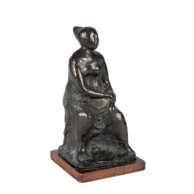 Cristino Mallo. &quot;Mujer sentada&quot;. Escultura realizada en bronce patinado sobre peana de madera.