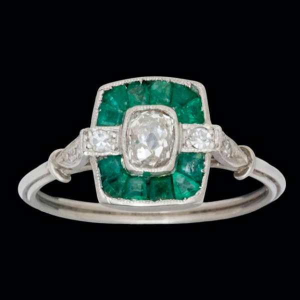 Anillo Art Dec&oacute; de platino con diamante old mine, esmeraldas calibradas y diamantes.