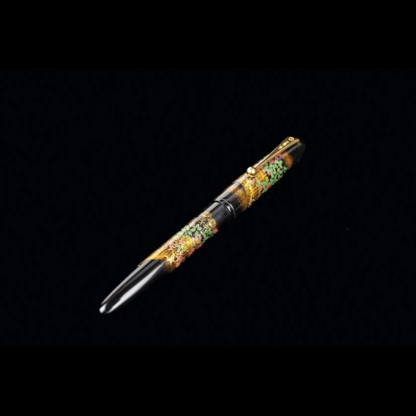 Estilogr&aacute;fica marca NAMIKI, modelo Flower Fence (Valla de flores), realizada en t&eacute;cnicaTogidashi-Hira Maki-e 