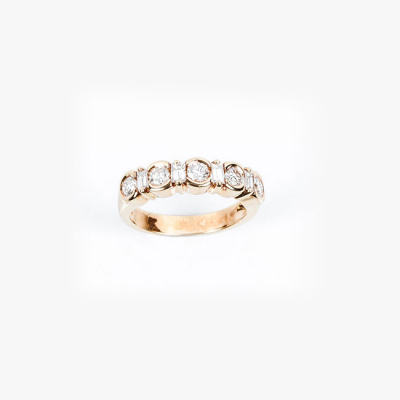 Anillo media alianza en oro amarillo 18 K, en fila de cinco limpios y blancos diamantes talla brillante, en chatón, alternados con diamantes talla baguette