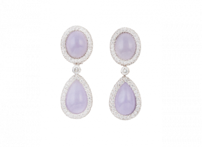 Pendientes largos de brillantes y jade lavanda, con óvalo superior y gota colgante. La gota presenta en reverso idéntico trabajo al de la parte frontal. En oro blanco de 18K.