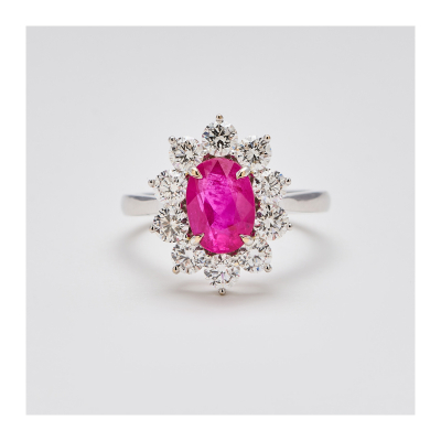 Sortija rosetón en oro blanco con rubí de Myanmar (Burma-Mogok) talla oval orlado por diamantes talla brillante engastados en garras.