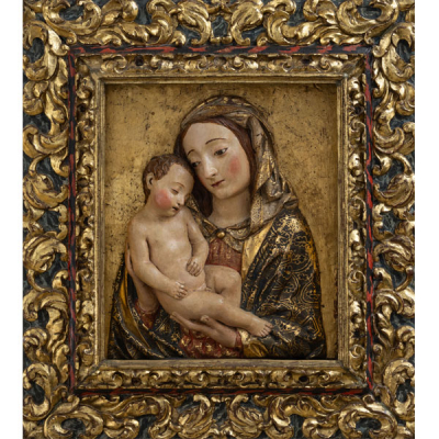 "Virgen con ni&ntilde;o dormido" Relieve en madera tallada y policromada del siglo XVIII.  Escuela Espa&ntilde;ola del siglo XVIII. 