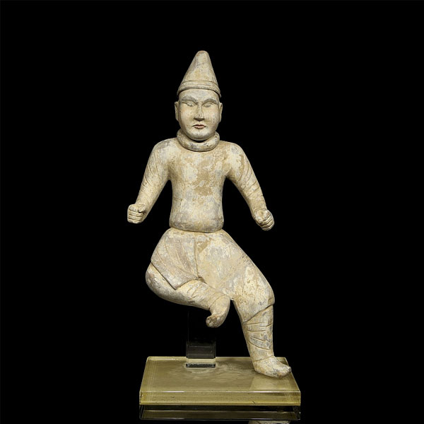 Figura de cerámica policromada "Jinete", dinastía Tang. Figura de cerámica caolínica con visibles restos de policromía. 