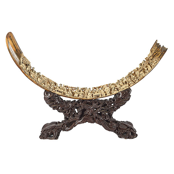 Colmillo en marfil de mamut de 10.000-15.000 años de antigüedad tallado y entintado con representación de personajes. China, s.XX.