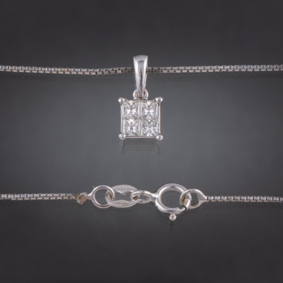 Colgante y cadena en oro blanco de 18 kt con diamantes talla princesa.