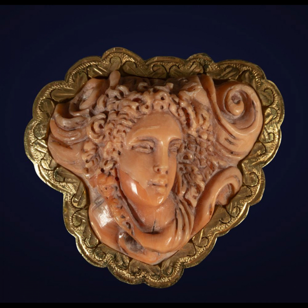 Gran Broche Camafeo colgante de coral de Trapani en oro de 18k y peso 43g.