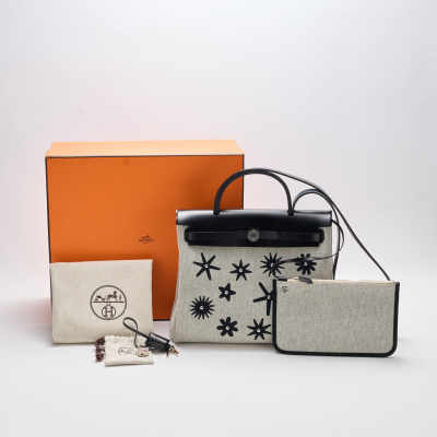 HERM&Egrave;S. Bolso modelo &laquo;Herbag 31&raquo; de edici&oacute;n limitada en piel negra y tela de algod&oacute;n con cierre de cintas. 