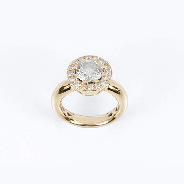 Anillo solitario en sólida montura de oro amarillo 18 K, con un limpio y blanco diamante, talla brillante, de 1.50 ct aprox.