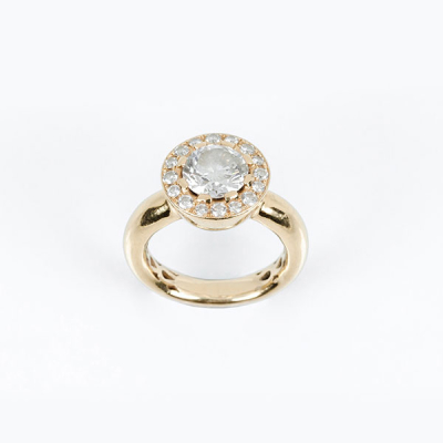 Anillo solitario en s&oacute;lida montura de oro amarillo 18 K, con un limpio y blanco diamante, talla brillante, de 1.50 ct aprox.