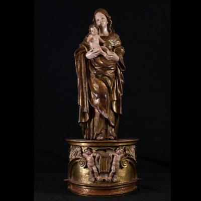 Espectacular "Virgen con Ni&ntilde;o en brazos" en madera de talla, escuela Romanista del siglo XVI.