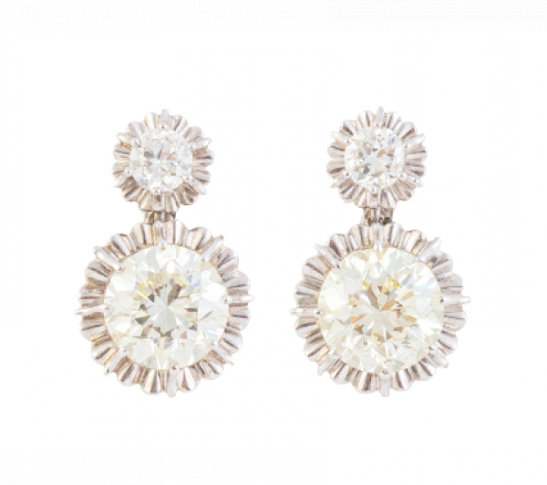 Pendientes largos con dos solitarios colgantes que suman 4 ct, y brillantes. En oro blanco de 18 K.