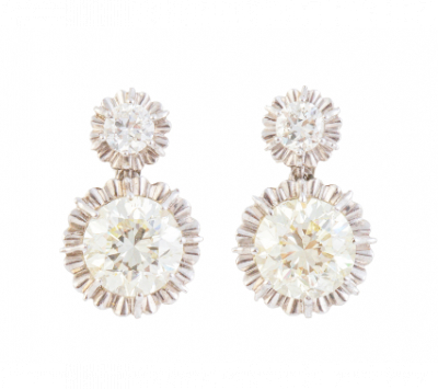 Pendientes largos con dos solitarios colgantes que suman 4 ct, y brillantes. En oro blanco de 18 K.