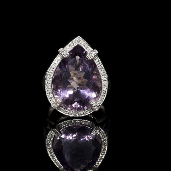 Anillo en oro blanco de 18K con una amatista y diamantes. 