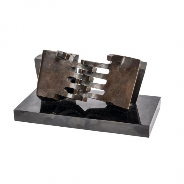 Pablo Serrano.   "Encuentro (c. 1985)". Escultura realizazada en bronce patinado sobre peana. Firmada