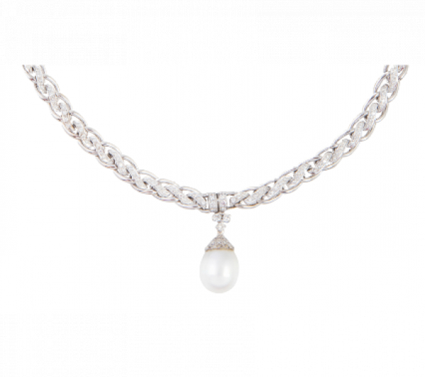 Collar trenzado de brillantes del que pende perla australiana ovoide, desmontable.   En oro blanco de 18K. 