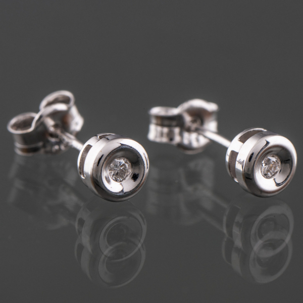 Pareja de pendientes en chatón montados en oro blanco de 18 kt con brillantes.