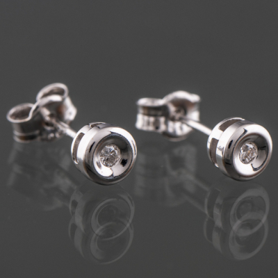 Pareja de pendientes en chatón montados en oro blanco de 18 kt con brillantes.